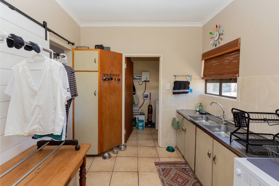 6 Bedroom Property for Sale in Middedorp Western Cape